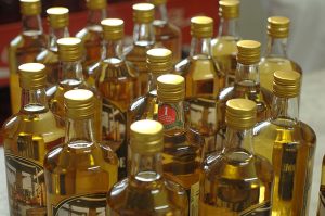 Produção regular de cachaça ganha reforço com acordo firmado entre Instituto Mineiro de Agropecuária e Secult