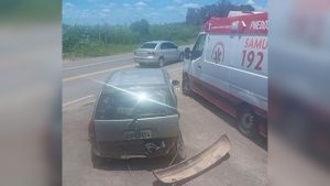 Acidente entre carros deixa idoso e duas crian&ccedil;as feridas na BR-494, em Divin&oacute;polis