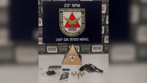 PM apreende drogas e arma de fogo e prende dois homens no Jardim das Acácias, em Divinópolis