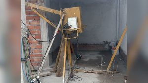 Trabalhador fica ferido ap&oacute;s ser prensado contra parede em acidente em obra no Centro de Divin&oacute;polis