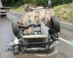 Capotamento deixa dois jovens feridos na MG-050, em Itaúna
