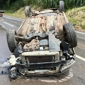 Capotamento deixa dois jovens feridos na MG-050, em Ita&uacute;na