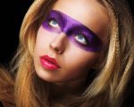 Carnaval: 3 produtos que ajudam a tirar o glitter do corpo sem irritar a pele