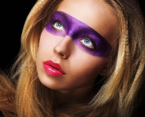 Carnaval: 3 produtos que ajudam a tirar o glitter do corpo sem irritar a pele