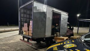 Caminhoneiro &eacute; preso com roupas de grife sem nota fiscal na BR-381, em Oliveira
