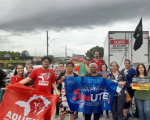 Servidores da educação protestam por reajuste em visita de Zema a Divinópolis
