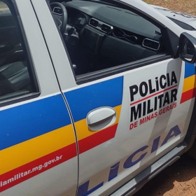 Pai é autuado por entregar direção a filho inabilitado na BR-354, em Arcos