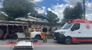 Vídeo: Acidente entre carro e caminhão deixa três feridos no Manoel Valinhas, em Divinópolis