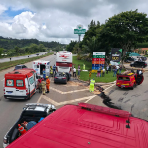 Homem morre em grave acidente entre carro e ônibus na BR-262, em Florestal