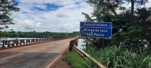 Ponte entre Minas Gerais e S&atilde;o Paulo &eacute; totalmente interditada
