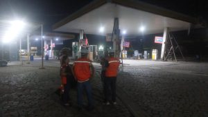 Caminh&atilde;o atinge estrutura de posto de combust&iacute;veis e causa risco de desabamento em Formiga