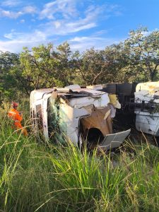 Condutor fica ferido ap&oacute;s tombamento de ve&iacute;culo no Morro do Ferro, em Oliveira