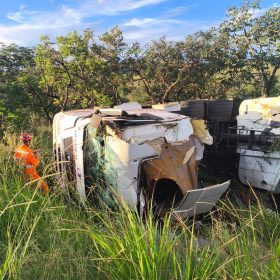 Condutor fica ferido após tombamento de veículo no Morro do Ferro, em Oliveira