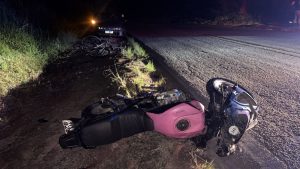 Motociclista inabilitado colide com ciclista na AMG-0345, estrada que liga Divin&oacute;polis a Carmo do Cajuru