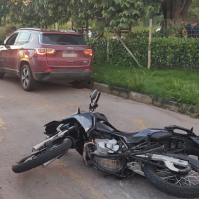 Motociclista fica em estado grave após acidente com carro em Pará de Minas
