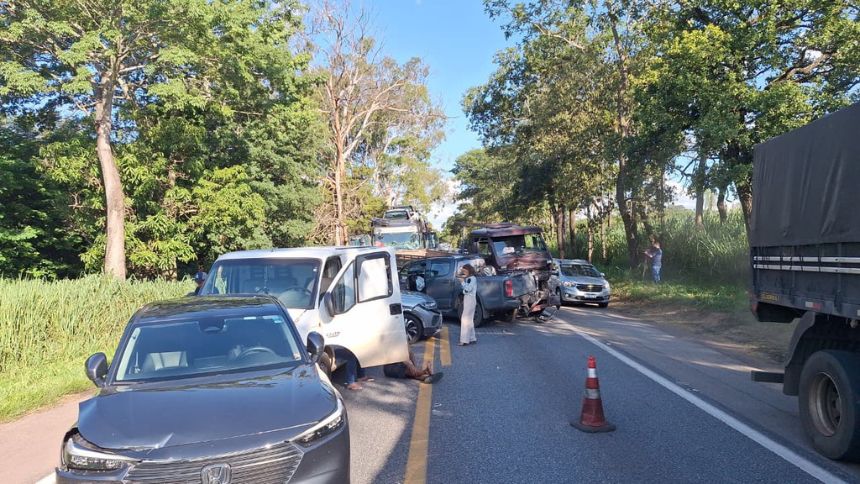 Acidente com sete veículos na MG-050 deixa 12 feridos entre Divinópolis e Itaúna