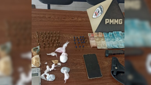 Homem &eacute; preso com drogas durante cumprimento de mandado em Perdig&atilde;o