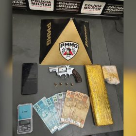 Homem é preso com drogas e arma após tentar fugir de blitz na MG-164, em Pedra do Indaiá
