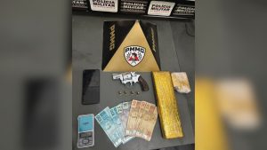 Homem &eacute; preso com drogas e arma ap&oacute;s tentar fugir de blitz na MG-164, em Pedra do Indai&aacute;