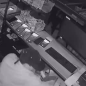 V&iacute;deo: Estabelecimento &eacute; furtado no Centro de Ita&uacute;na