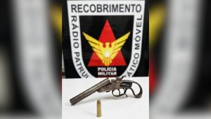 Adolescente de 14 anos &eacute; apreendido com arma de fogo em Lagoa da Prata
