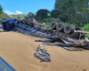 Carreta carregada de soja tomba na BR-494 em Carmo da Mata