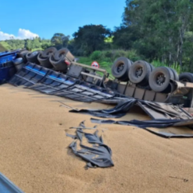 Carreta carregada de soja tomba na BR-494 em Carmo da Mata