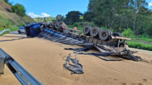 Carreta carregada de soja tomba na BR-494 em Carmo da Mata