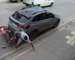 VÍDEO: Jovem foge após colidir moto furtada contra carro em Pará de Minas