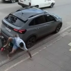 VÍDEO: Jovem foge após colidir moto furtada contra carro em Pará de Minas