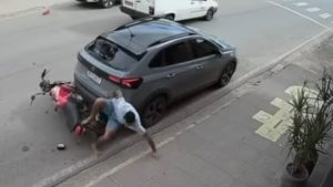 VÍDEO: Jovem foge após colidir moto furtada contra carro em Pará de Minas