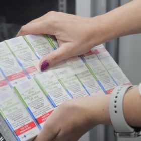 Hospital Infantil Jo&atilde;o Paulo II centraliza&nbsp;entrega de&nbsp;medicamentos de alto custo em nova farm&aacute;cia e&nbsp;facilita rotina de pacientes