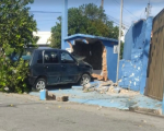 Carro invade e danifica cruzeiro da Lajinha no bairro Niterói em Divinópolis