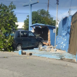 Carro invade e danifica cruzeiro da Lajinha no bairro Niterói em Divinópolis