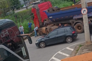 Motociclista fica em estado grave ap&oacute;s acidente com carreta em Ita&uacute;na