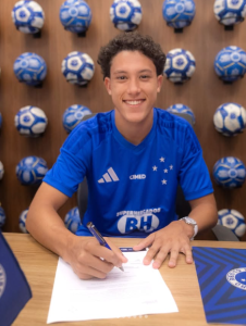 Felipe Morais renova com o Cruzeiro até 2030 e transforma sonho de infância em realidade