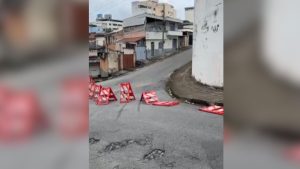 Risco de desabamento de muro e trânsito caótico preocupam moradores do Afonso Pena em Divinópolis