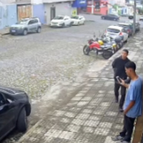 Divinópolis: Dupla é flagrada furtando motocicletas em plena luz do dia