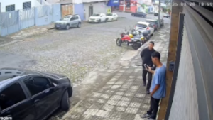 Divin&oacute;polis: Dupla &eacute; flagrada furtando motocicletas em plena luz do dia