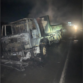 Caminhão pega fogo na BR-354 em Arcos