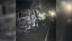 Caminhão pega fogo na BR-354 em Arcos