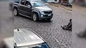 Acidente entre caminhonete e ciclista é registrado em Itapecerica-MG