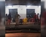 Vídeo: Mulher agride funcionário, ameaça dono de bar com facão e foge em Divinópolis