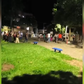 Vídeos: Moradores protestam em Bom Despacho após homem ser baleado em abordagem da PM e cobram providências