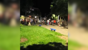 V&iacute;deos: Moradores protestam em Bom Despacho ap&oacute;s homem ser baleado em abordagem da PM e cobram provid&ecirc;ncias