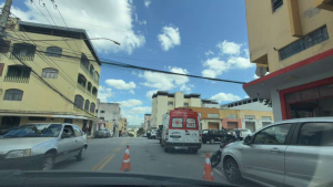 V&Iacute;DEO: Acidente &eacute; registrado na rua Minas Gerais esquina com Santa Catarina em Divin&oacute;polis