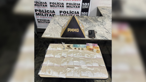 Mulher &eacute; presa por tr&aacute;fico de drogas em Itapecerica