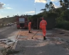 Carreta tomba na BR-494 em Oliveira, provoca vazamento de óleo e mobiliza bombeiros