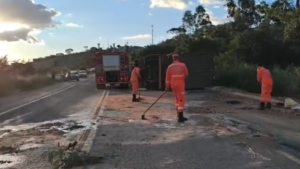 Carreta tomba na BR-494 em Oliveira, provoca vazamento de &oacute;leo e mobiliza bombeiros