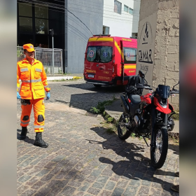 Adolescente fica ferida após colisão entre motocicletas no Centro de Formiga-MG